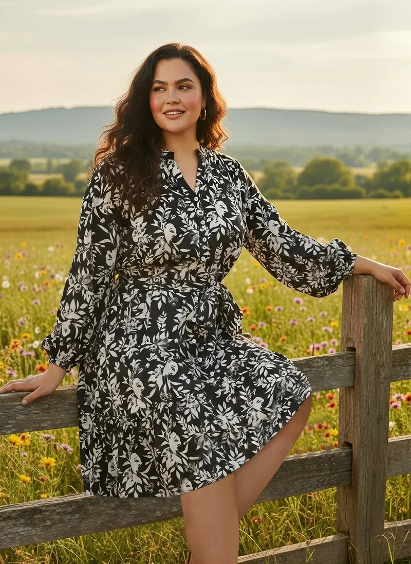 جلو باص فستان قميص نسائي أسود بياقة ماندرين وأكمام أسقفية وطبعات زهور وطبقات مطوية وحزام مقاس كبير